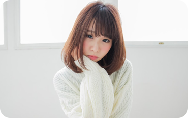 座っている女性